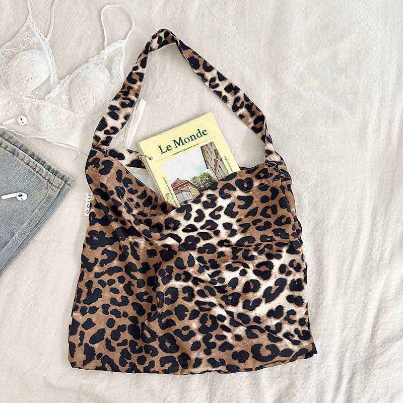 Leopard print cloth bag, casual and stylish, suitable for all kinds of girls.